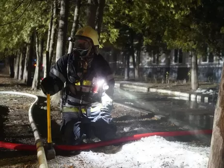 В Киеве всю ночь спасатели ликвидировали пожар в гимназии восточных языков