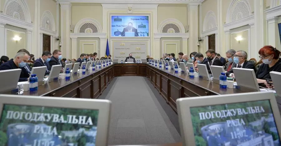 Керівництво Верховної Ради попросило нардепів перебувати на місцях, а не чекати на виліт у “Борисполі”