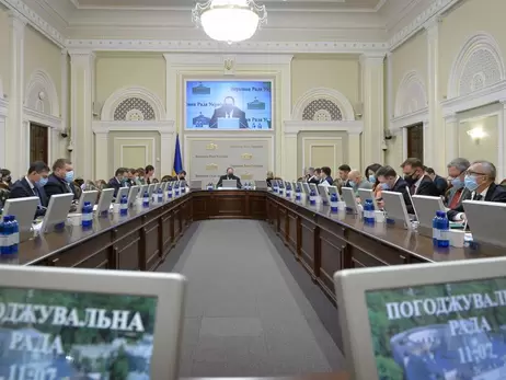 Керівництво Верховної Ради попросило нардепів перебувати на місцях, а не чекати на виліт у “Борисполі”