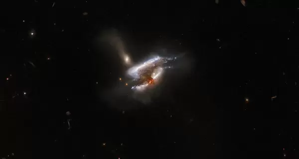  Телескоп Hubble сделал уникальные снимки тройного слияния галактик