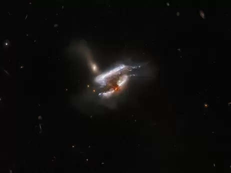  Телескоп Hubble сделал уникальные снимки тройного слияния галактик