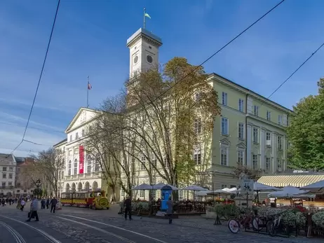 Де у Львові можна розмістити дипломатів: у будинку-унітазі, Ратуші чи у податковій