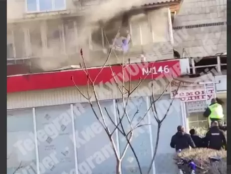 У Києві співробітник «Нової пошти» кинувся у палаючу квартиру, щоб врятувати жінку