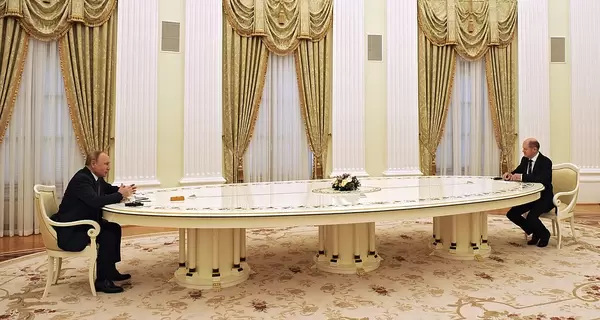 Путин и Шольц встретились за шестиметровым столом - канцлер отказался делать российский ПЦР-тест
