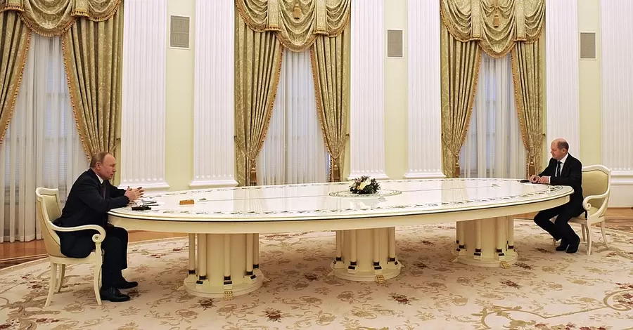 Путин и Шольц встретились за шестиметровым столом - канцлер отказался делать российский ПЦР-тест