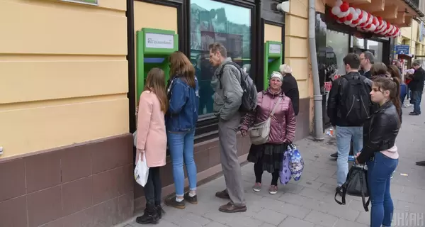 Клієнтам ПриватБанку розіслали фейкові смс про непрацюючі банкомати