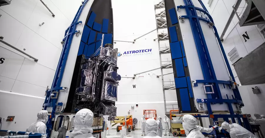 У NASA показали, як запечатують супутник у ракету перед запуском