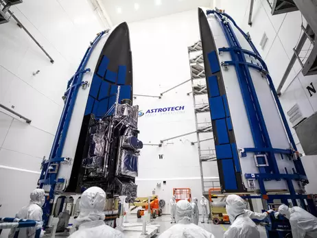 У NASA показали, як запечатують супутник у ракету перед запуском