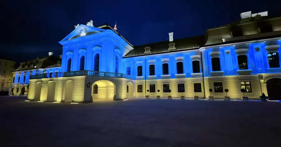 В День единства Словакия подсветила цветами украинского флага президентский дворец, а Британия - здание МИД
