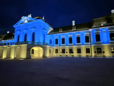 У День єдності Словаччина підсвітила президентський палац кольорами українського прапора, а Британія – будівлю МЗС