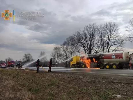 На Івано-Франківщині другий день горить цистерна з газом