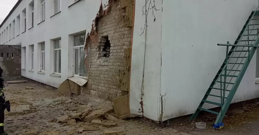 В Луганской области под обстрел попала железнодорожная станция, людям советуют не выходить из домов