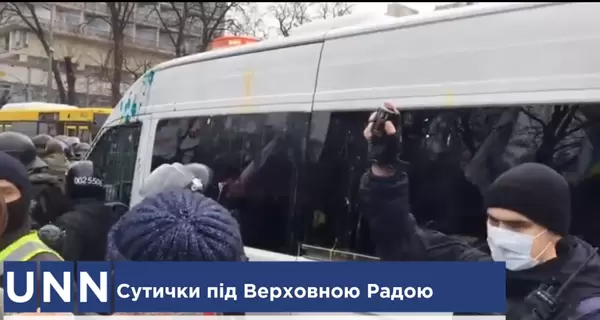 Участники движения SaveФОП забросали полицейскую машину яйцами и облили зеленкой