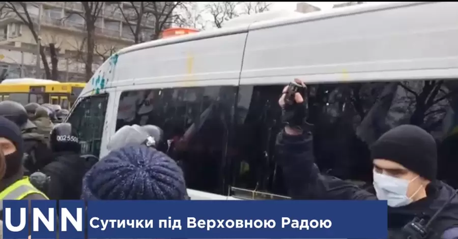 Участники движения SaveФОП забросали полицейскую машину яйцами и облили зеленкой
