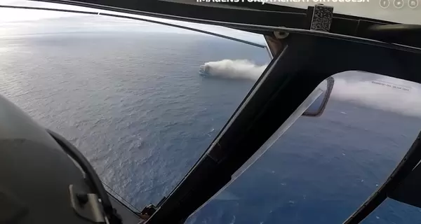 У водах Атлантики горить корабель, на якому знаходяться понад 4000 машин елітних брендів