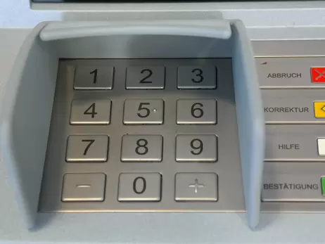 В ОРДЛО ввели лимит выдачи наличных в банкоматах