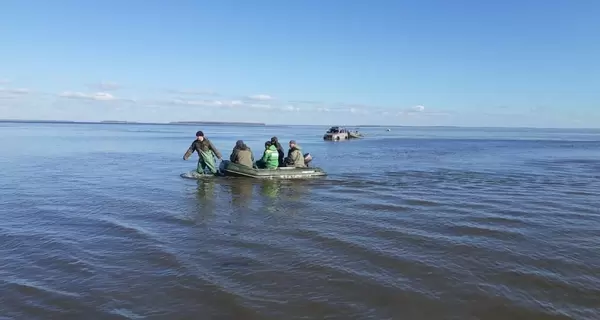 На Дніпрі 8 рибалок “спливли” на крижині, а 3 поліцейські провалилися під воду, рятуючи чоловіка