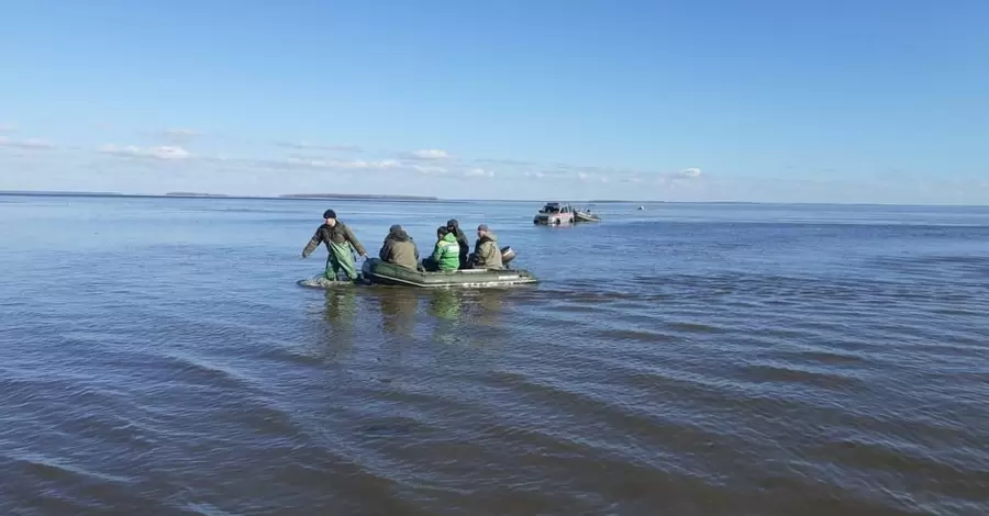 На Днепре 8 рыбаков “уплыли” на льдине, а 3 полицейских провалились под воду, спасая мужчину