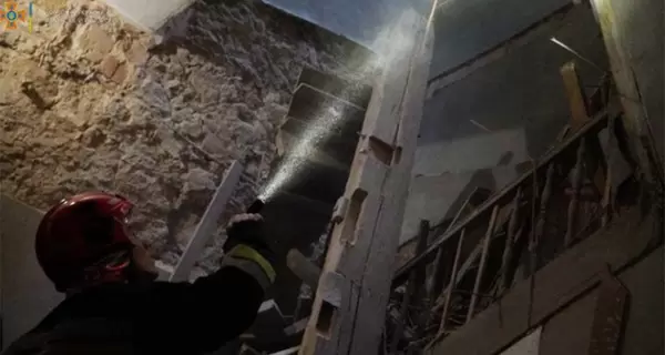 У Львові обрушилася сходова клітка у житловому будинку. Момент її падіння зняла камера