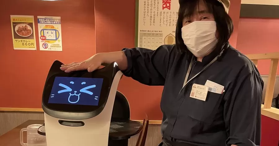 В Японии посетителей ресторана обслуживает кот-робот
