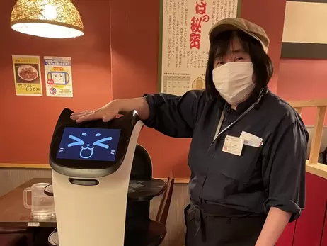 У Японії відвідувачів ресторану обслуговує кіт-робот