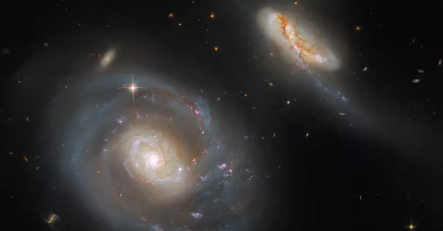 Телескоп Hubble сделал потрясающие снимки взаимодействия двух необычных галактик