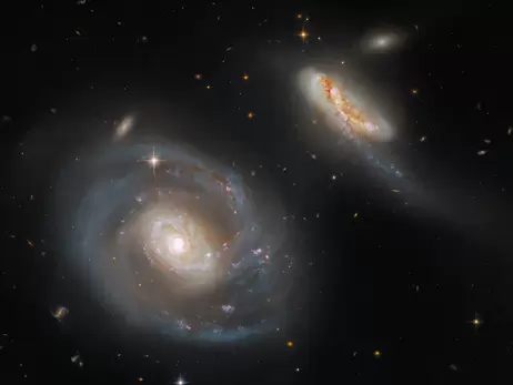 Телескоп Hubble сделал потрясающие снимки взаимодействия двух необычных галактик