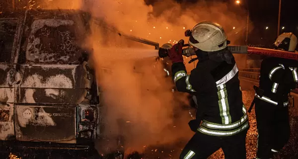 У Києві посеред Гаванського мосту згорів мікроавтобус