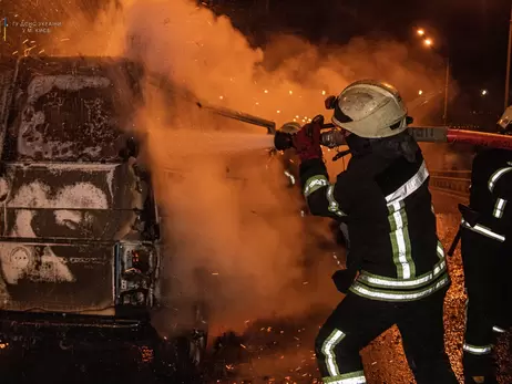 У Києві посеред Гаванського мосту згорів мікроавтобус