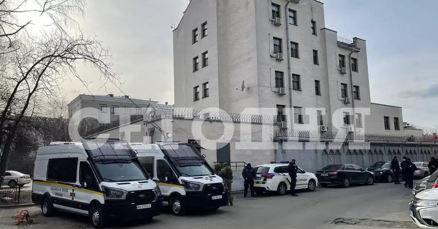 Російські дипломати поїхали з України: з посольств та консульств зняли прапори, а папери спалили