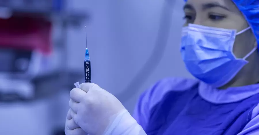В Минздраве разрешили открывать флакон с COVID-вакциной для одного пациента