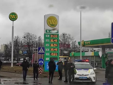 Обстановка в Киеве: топлива на АЗС уже нет, а в самые большие очереди – в аптеки