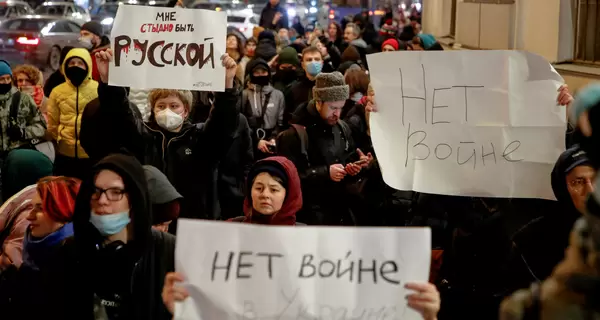 У Москві та Санкт-Петербурзі відбуваються масові антивоєнні мітинги: є вже затримані