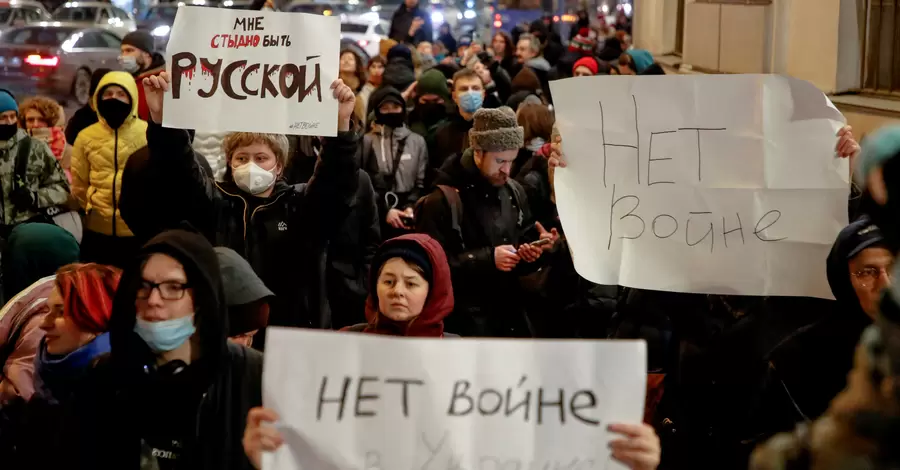 У Москві та Санкт-Петербурзі відбуваються масові антивоєнні мітинги: є вже затримані