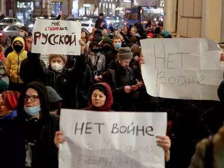 В Москве и Санкт-Петербурге проходят массовые антивоенные митинги: есть задержанные