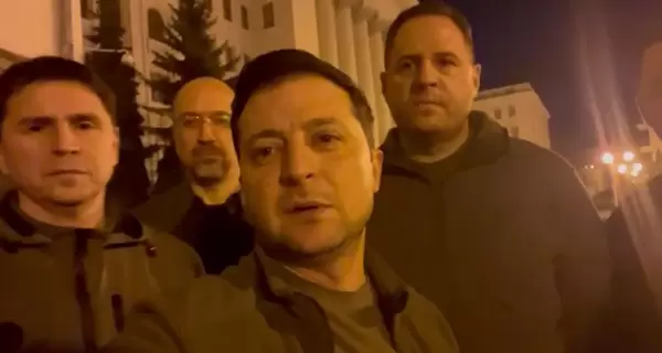 Зеленський записав відео біля Офісу президента: Ми всі тут, захищаємо нашу незалежність