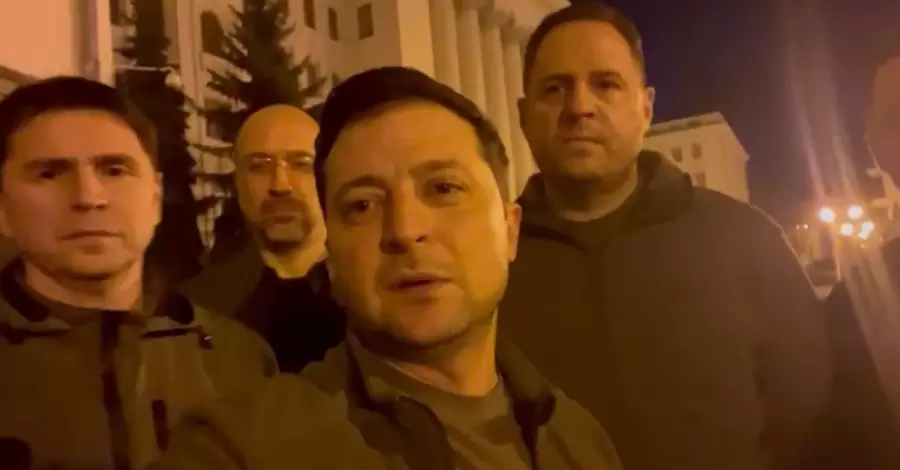 Зеленський записав відео біля Офісу президента: Ми всі тут, захищаємо нашу незалежність