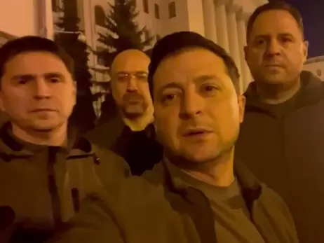 Зеленский записал видео возле Офиса президента: Мы все тут, защищаем нашу независимость