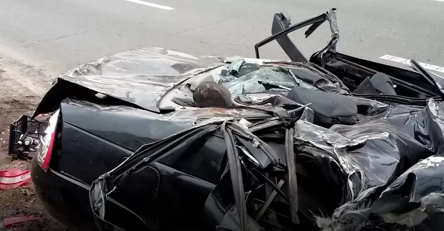  В Киеве российский танк переехал автомобиль с водителем, мужчину спасли местные жители