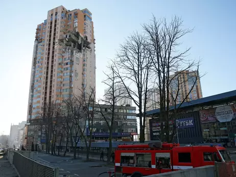 У Києві ракета потрапила до висотного житлового будинку на Лобановського, є постраждалі