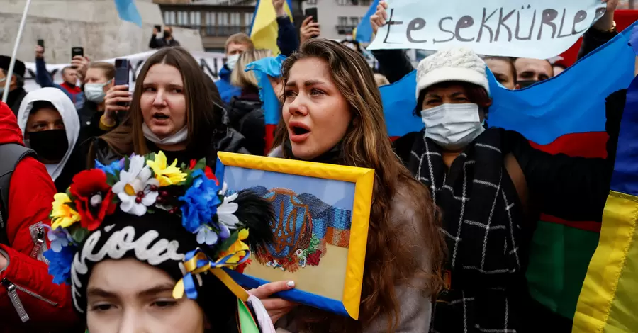 Наші за кордоном: Розмови скрізь тільки про Україну