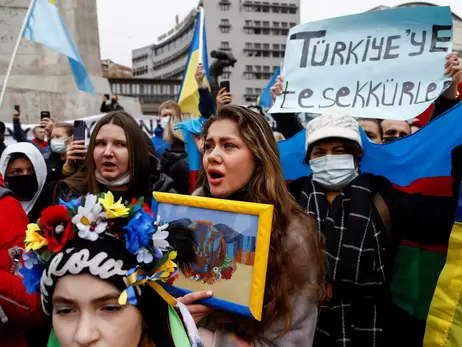 Наші за кордоном: Розмови скрізь тільки про Україну
