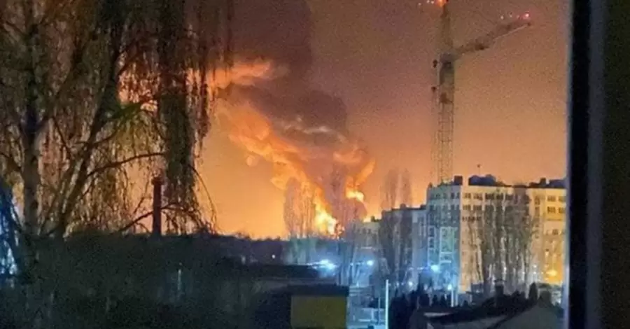 ДСНС: Пожежа на нафтобазі у Василькові продовжується. Загрози для людей немає