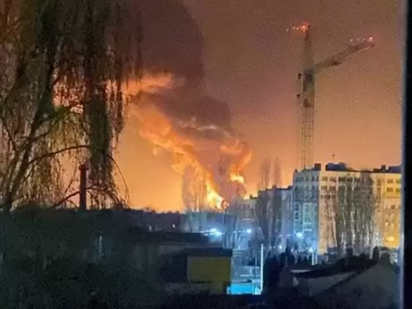 ДСНС: Пожежа на нафтобазі у Василькові продовжується. Загрози для людей немає