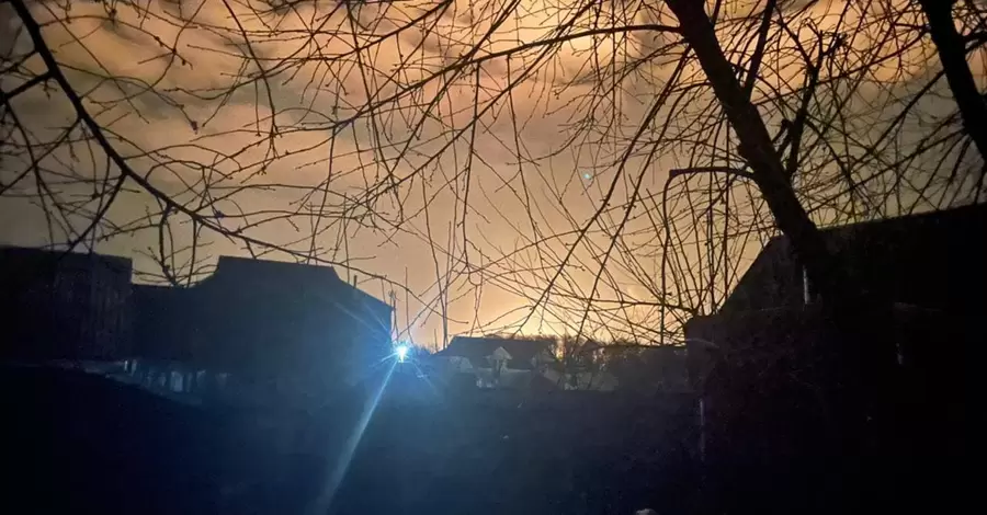 Під Васильковом горить нафтобаза - російські ракети завдали потужного удару