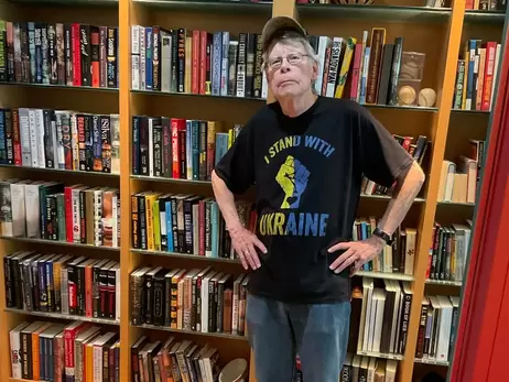 Стивен Кинг надел футболку с надписью 