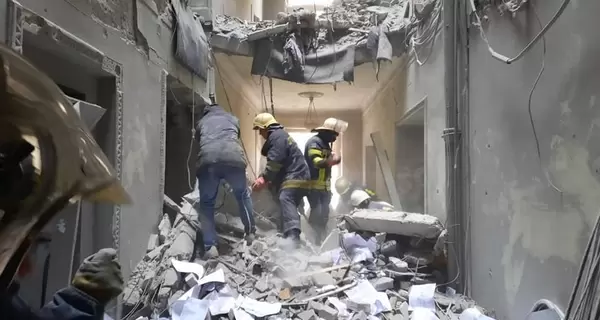 ДСНС: У центрі Харкова під завалами перебувають люди