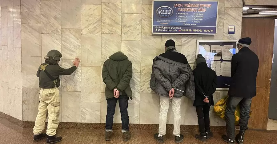 В киевском метро задержали пять вооруженных мужчин, один прятал в мягкой игрушке патроны