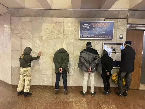 У київському метро затримали п'ять озброєних чоловіків, один ховав у м'якій іграшці патрони