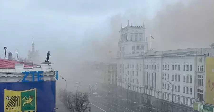 У Харкові завдали ракетного удару по самому центру міста, пошкоджено житлові будинки та міськраду